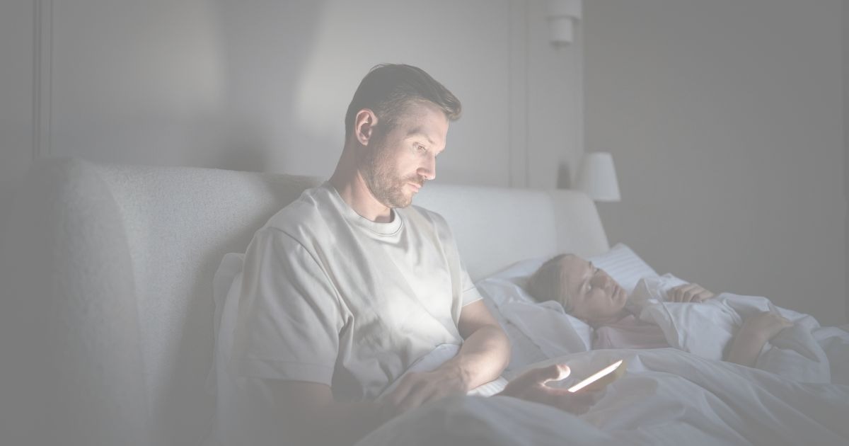 為什麼明明很累卻不想睡?心理師談「報復性熬夜」的 3 個原因