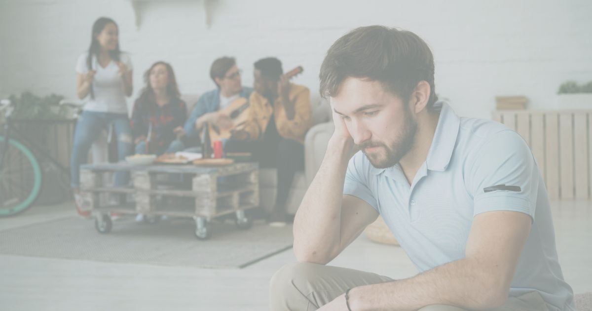 社交焦慮是什麼？和內向的差別在哪裡？心理師解析 5 個常見樣貌與改善方向